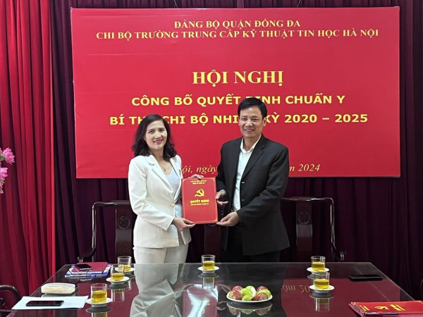 Hội nghị công bố Quyết định chuẩn y chức danh Bí thư Chi bộ trường Trung cấp Kỹ thuật tin học Hà Nội.