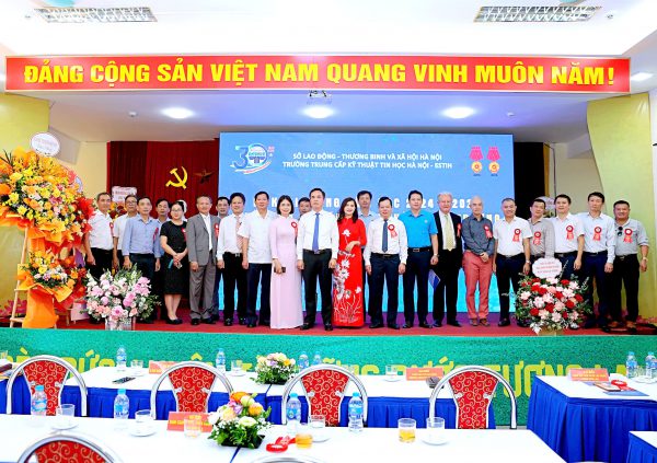 LỄ KHAI GIẢNG NĂM HỌC 2024-2025 VÀ LỄ KỶ NIỆM 30 NĂM NGÀY THÀNH LẬP TRƯỜNG TRUNG CẤP KỸ THUẬT TIN HỌC HÀ NỘI – ESTIH (19/10/1994-19/10/2024)