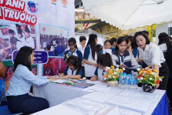 ĐỊNH HƯỚNG ĐÀO TẠO VÀ PHÁT TRIỂN NGUỒN NHÂN LỰC ĐỊNH HƯỚNG ĐÀO TẠO VÀ PHÁT TRIỂN NGUỒN NHÂN LỰC