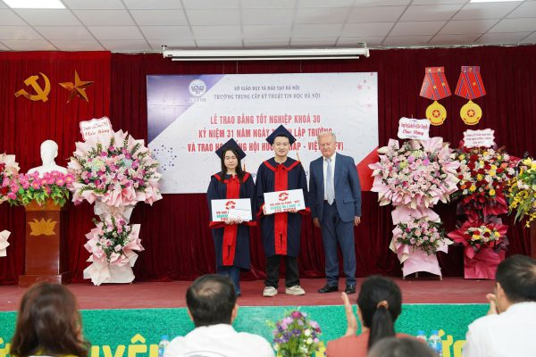 Lễ kỷ niệm 31 năm ngày thành lập trường TC Kỹ thuật tin học Hà Nội; Lễ trao bằng tốt nghiệp Khóa 30 và trao học bổng của Hội hữu ái Pháp Việt. Lễ kỷ niệm 31 năm ngày thành lập trường TC Kỹ thuật tin học Hà Nội; Lễ trao bằng tốt nghiệp Khóa 30 và trao học bổng của Hội hữu ái Pháp Việt.